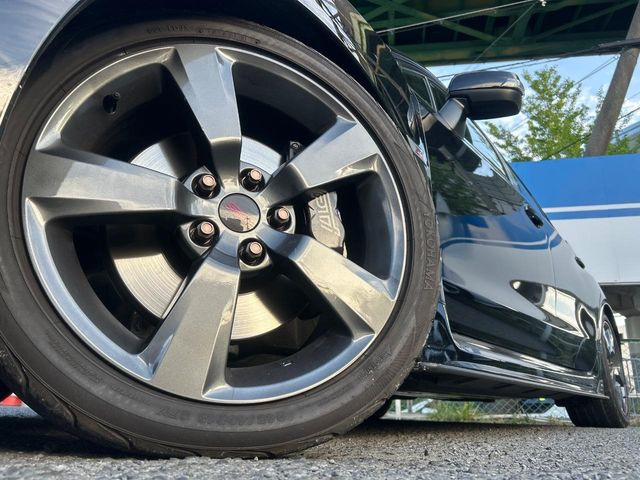 �y18�C���`�A���~�z�C�[���z�O�ςɃ}�b�`�����A���~�z�C�[���𑕒����Ă���܂��B�e��A���~�z�C�[����A�X�^�b�h���X�^�C�����戵�����Ă���܂��B���񂲑��k����������