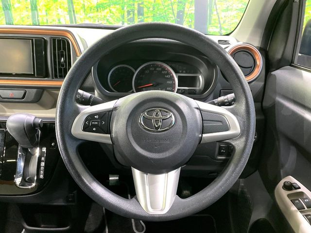 �C���e���A�ɍ��킹���f�U�C���̃X�e�A�����O�́A�^�]�������̂��Ƃ��l���A�^�]���₷���`��A�傫���ł��B�����x�A���ۂɐG���Ă��m���߂��������B