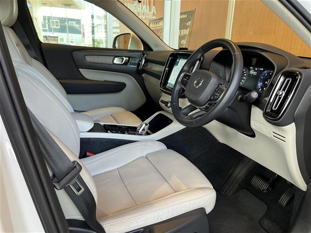 XC40B4 AWD インスクリプション 4WD