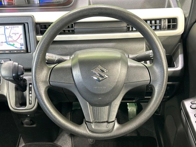 �C���e���A�ɍ��킹���f�U�C���̃X�e�A�����O�́A�^�]�������̂��Ƃ��l���A�^�]���₷���`��A�傫���ł��B�����x�A���ۂɐG���Ă��m���߂��������B