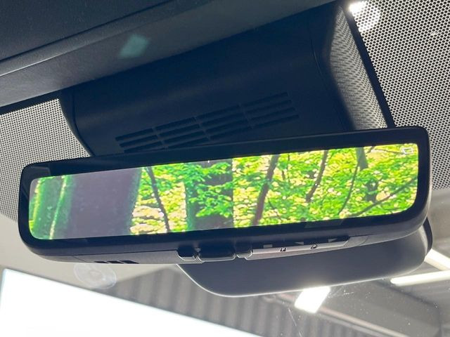【デジタルインナーミラー】後席の大きな荷物や同乗者で後方が確認しづらい時でも安心!カメラが撮影した車両後方の映像をルームミラー内に表示。クリアな視界で状況の確認が可能です!