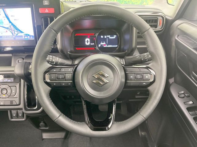 �C���e���A�ɍ��킹���f�U�C���̃X�e�A�����O�́A�^�]�������̂��Ƃ��l���A�^�]���₷���`��A�傫���ł��B�����x�A���ۂɐG���Ă��m���߂��������B