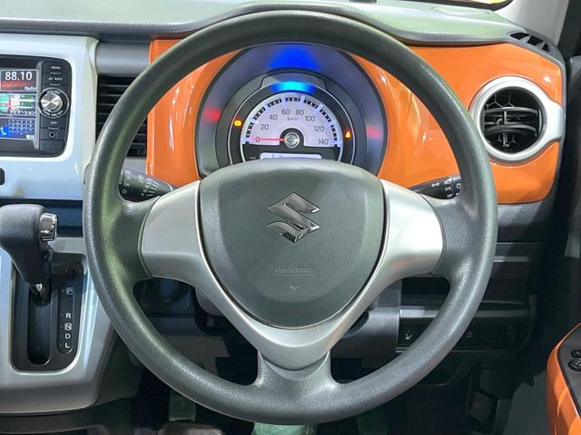 �C���e���A�ɍ��킹���f�U�C���̃X�e�A�����O�́A�^�]�������̂��Ƃ��l���A�^�]���₷���`��A�傫���ł��B�����x�A���ۂɐG���Ă��m���߂��������B