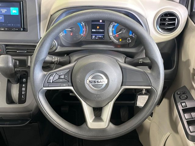 �C���e���A�ɍ��킹���f�U�C���̃X�e�A�����O�́A�^�]�������̂��Ƃ��l���A�^�]���₷���`��A�傫���ł��B�����x�A���ۂɐG���Ă��m���߂��������B