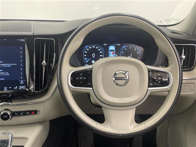 XC60B5 AWD インスクリプション 4WD