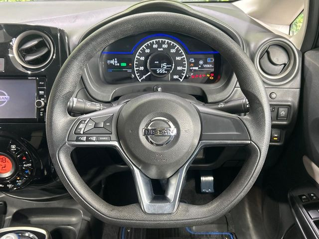 �C���e���A�ɍ��킹���f�U�C���̃X�e�A�����O�́A�^�]�������̂��Ƃ��l���A�^�]���₷���`��A�傫���ł��B�����x�A���ۂɐG���Ă��m���߂��������B