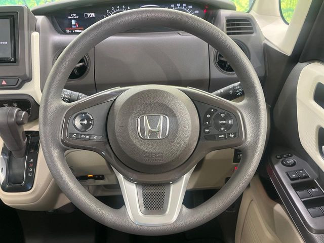 �C���e���A�ɍ��킹���f�U�C���̃X�e�A�����O�́A�^�]�������̂��Ƃ��l���A�^�]���₷���`��A�傫���ł��B�����x�A���ۂɐG���Ă��m���߂��������B