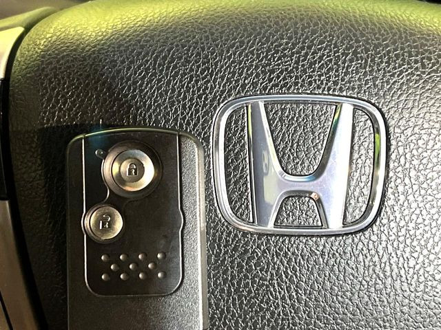 �yHonda�X�}�[�g�L�[�z�J�o����|�P�b�g�ɓ��ꂽ�܂܂ł��h�A�̎{���E�������\�ȃX�}�[�g�L�[�𑕔��B�G���W���̃I���E�I�t�����J�M�����o���K�v����������Ƃ��Ă��֗��ł���