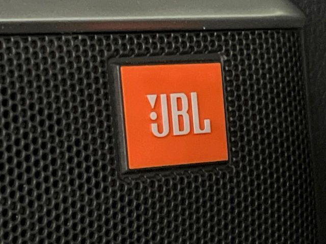 【JBLサウンドシステム】高品位サウンドシステムを搭載。専用のチューニングが施された大小様々なスピーカーから良質なサウンドが奏でられ、臨場感あふれる音響空間を演出します。