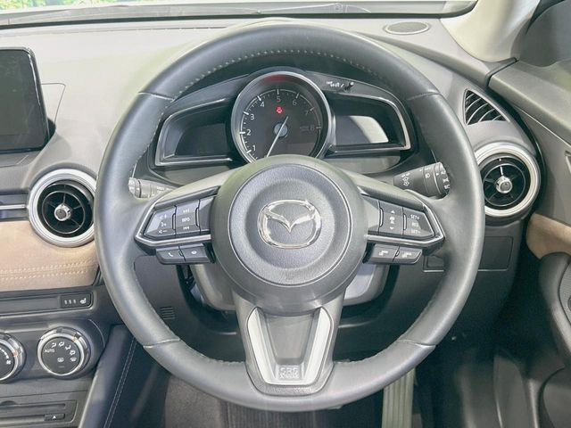 �C���e���A�ɍ��킹���f�U�C���̃X�e�A�����O�́A�^�]�������̂��Ƃ��l���A�^�]���₷���`��A�傫���ł��B�����x�A���ۂɐG���Ă��m���߂��������B