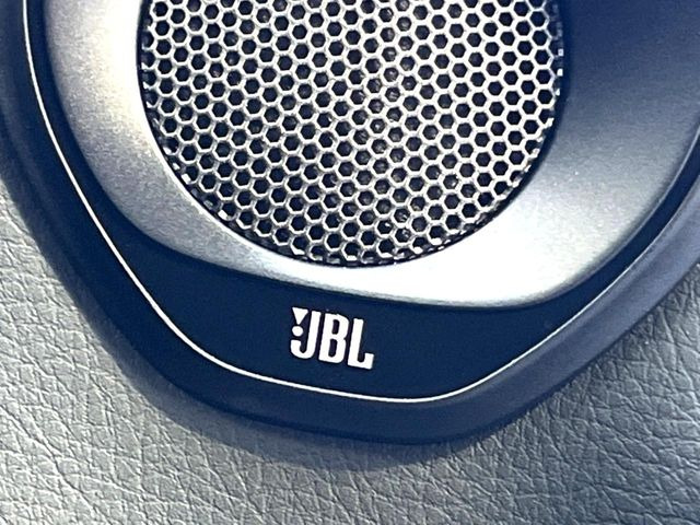 �yJBL�T�E���h�V�X�e���z���[�J�[�I�v�V�����̍��i�ʃT�E���h�V�X�e���𓋍ځB��p�̃`���[�j���O���{���ꂽ�召�l�X�ȃX�s�[�J�[����ǎ��ȃT�E���h���t�ł��A�Տꊴ���ӂ�鉹����Ԃ����o���܂��B