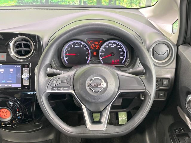 �C���e���A�ɍ��킹���f�U�C���̃X�e�A�����O�́A�^�]�������̂��Ƃ��l���A�^�]���₷���`��A�傫���ł��B�����x�A���ۂɐG���Ă��m���߂��������B