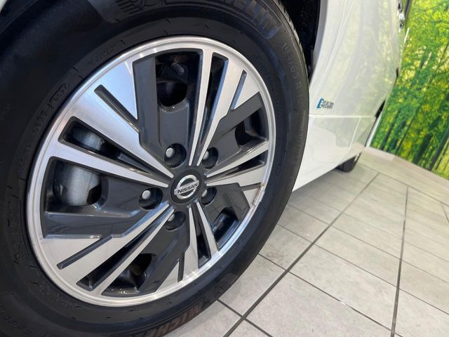 �y����15�C���`�A���~�z�C�[���z�O�ςɃ}�b�`���������A���~�z�C�[���𑕒����Ă���܂��B�e��ЊO�A���~�z�C�[����A�X�^�b�h���X�^�C�����戵�����Ă���܂��B���񂲑��k����������