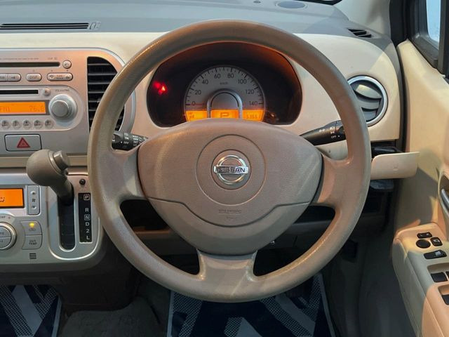 �C���e���A�ɍ��킹���f�U�C���̃X�e�A�����O�́A�^�]�������̂��Ƃ��l���A�^�]���₷���`��A�傫���ł��B�����x�A���ۂɐG���Ă��m���߂��������B