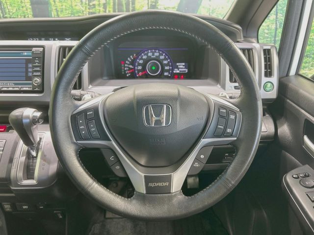 �C���e���A�ɍ��킹���f�U�C���̃X�e�A�����O�́A�^�]�������̂��Ƃ��l���A�^�]���₷���`��A�傫���ł��B�����x�A���ۂɐG���Ă��m���߂��������B