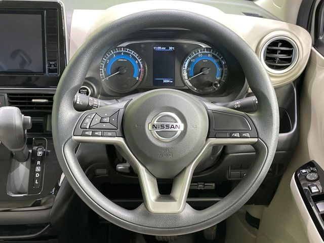 �C���e���A�ɍ��킹���f�U�C���̃X�e�A�����O�́A�^�]�������̂��Ƃ��l���A�^�]���₷���`��A�傫���ł��B�����x�A���ۂɐG���Ă��m���߂��������B