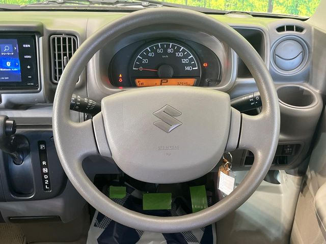 �C���e���A�ɍ��킹���f�U�C���̃X�e�A�����O�́A�^�]�������̂��Ƃ��l���A�^�]���₷���`��A�傫���ł��B�����x�A���ۂɐG���Ă��m���߂��������B