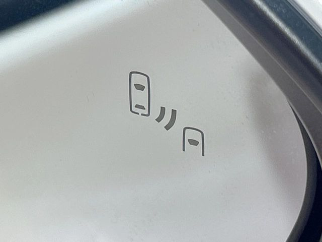 【ブラインドスポットモニター】走行中、ドアミラーの死角になりやすい箇所に後続車が接近するとサイドミラーのレンズに警告を表示!ドライバーに注意喚起をしてくれます。