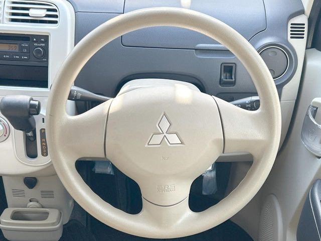 �C���e���A�ɍ��킹���f�U�C���̃X�e�A�����O�́A�^�]�������̂��Ƃ��l���A�^�]���₷���`��A�傫���ł��B�����x�A���ۂɐG���Ă��m���߂��������B