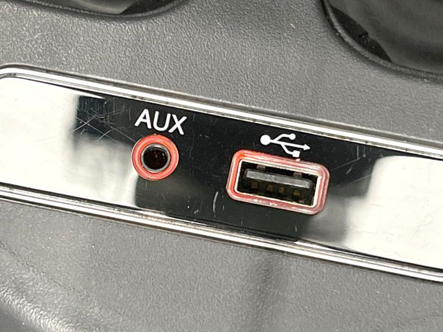 ��USB�EAUX�ڑ�:���莝���̃~���[�W�b�N�v���[���[��ڑ����A�ԓ��ł��C�ɓ���̉��y���C�y�Ɋy���ނ��Ƃ��ł��܂���
