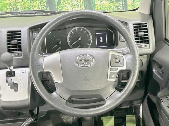 �C���e���A�ɍ��킹���f�U�C���̃X�e�A�����O�́A�^�]�������̂��Ƃ��l���A�^�]���₷���`��A�傫���ł��B�����x�A���ۂɐG���Ă��m���߂��������B