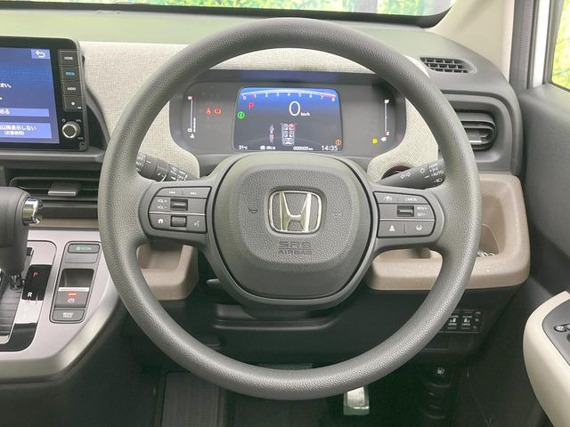 �C���e���A�ɍ��킹���f�U�C���̃X�e�A�����O�́A�^�]�������̂��Ƃ��l���A�^�]���₷���`��A�傫���ł��B�����x�A���ۂɐG���Ă��m���߂��������B