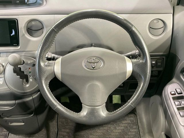 �C���e���A�ɍ��킹���f�U�C���̃X�e�A�����O�́A�^�]�������̂��Ƃ��l���A�^�]���₷���`��A�傫���ł��B�����x�A���ۂɐG���Ă��m���߂��������B