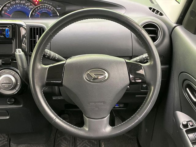 �C���e���A�ɍ��킹���f�U�C���̃X�e�A�����O�́A�^�]�������̂��Ƃ��l���A�^�]���₷���`��A�傫���ł��B�����x�A���ۂɐG���Ă��m���߂��������B