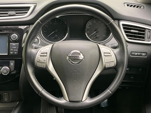 �C���e���A�ɍ��킹���f�U�C���̃X�e�A�����O�́A�^�]�������̂��Ƃ��l���A�^�]���₷���`��A�傫���ł��B�����x�A���ۂɐG���Ă��m���߂��������B