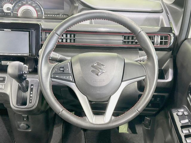 �C���e���A�ɍ��킹���f�U�C���̃X�e�A�����O�́A�^�]�������̂��Ƃ��l���A�^�]���₷���`��A�傫���ł��B�����x�A���ۂɐG���Ă��m���߂��������B