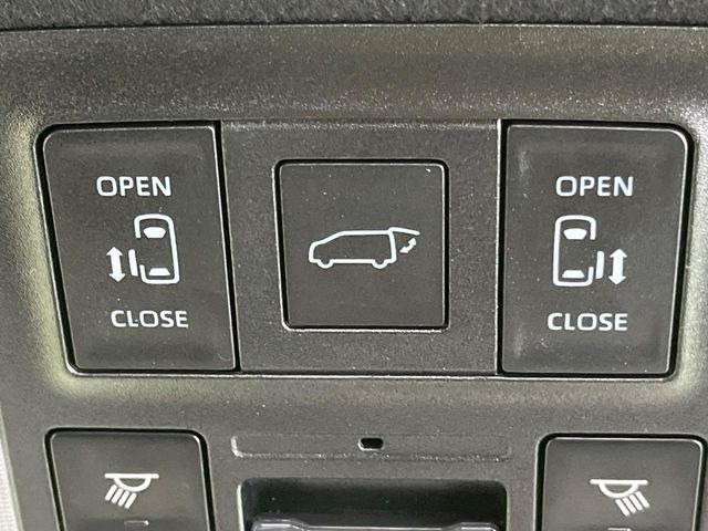 【両側パワースライドドア】スマートキーや運転席のスイッチで後席両側スライドドアの開閉が可能♪電動だから力を入れてドアを開ける必要が無く、小さなお子様でも簡単に開け閉めでき快適です♪