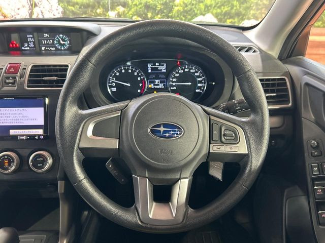 �C���e���A�ɍ��킹���f�U�C���̃X�e�A�����O�́A�^�]�������̂��Ƃ��l���A�^�]���₷���`��A�傫���ł��B�����x�A���ۂɐG���Ă��m���߂��������B