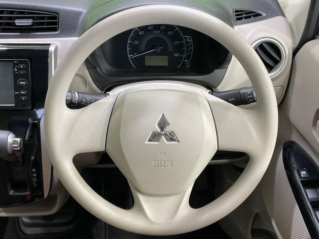 �C���e���A�ɍ��킹���f�U�C���̃X�e�A�����O�́A�^�]�������̂��Ƃ��l���A�^�]���₷���`��A�傫���ł��B�����x�A���ۂɐG���Ă��m���߂��������B