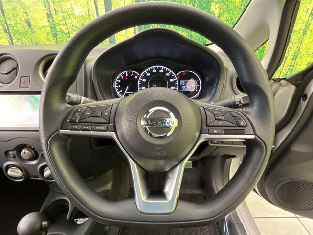 �C���e���A�ɍ��킹���f�U�C���̃X�e�A�����O�́A�^�]�������̂��Ƃ��l���A�^�]���₷���`��A�傫���ł��B�����x�A���ۂɐG���Ă��m���߂��������B