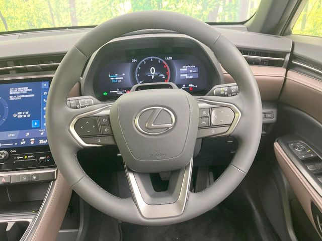 �C���e���A�ɍ��킹���f�U�C���̃X�e�A�����O�́A�^�]�������̂��Ƃ��l���A�^�]���₷���`��A�傫���ł��B�����x�A���ۂɐG���Ă��m���߂��������B