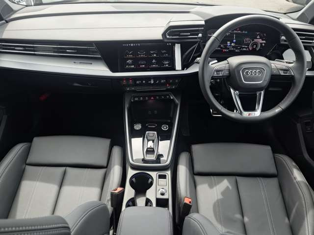 A3セダン30 TFSI Sライン