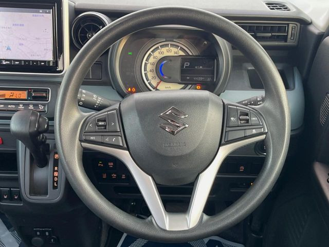 �C���e���A�ɍ��킹���f�U�C���̃X�e�A�����O�́A�^�]�������̂��Ƃ��l���A�^�]���₷���`��A�傫���ł��B�����x�A���ۂɐG���Ă��m���߂��������B