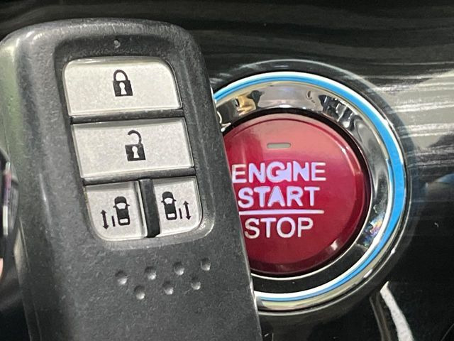 �yHonda�X�}�[�g�L�[�z�J�o����|�P�b�g�ɓ��ꂽ�܂܂ł��h�A�̎{���E�������\�ȃX�}�[�g�L�[�𑕔��B�G���W���̃I���E�I�t�����J�M�����o���K�v����������Ƃ��Ă��֗��ł���