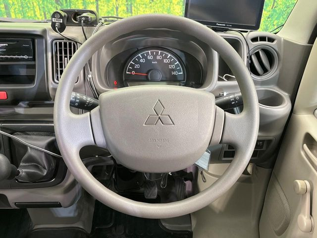 �C���e���A�ɍ��킹���f�U�C���̃X�e�A�����O�́A�^�]�������̂��Ƃ��l���A�^�]���₷���`��A�傫���ł��B�����x�A���ۂɐG���Ă��m���߂��������B