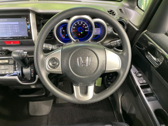 �C���e���A�ɍ��킹���f�U�C���̃X�e�A�����O�́A�^�]�������̂��Ƃ��l���A�^�]���₷���`��A�傫���ł��B�����x�A���ۂɐG���Ă��m���߂��������B