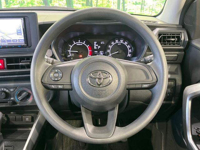 �C���e���A�ɍ��킹���f�U�C���̃X�e�A�����O�́A�^�]�������̂��Ƃ��l���A�^�]���₷���`��A�傫���ł��B�����x�A���ۂɐG���Ă��m���߂��������B
