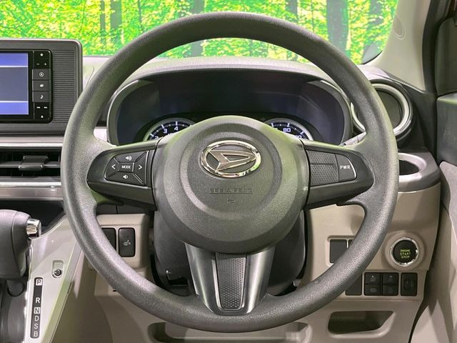 �C���e���A�ɍ��킹���f�U�C���̃X�e�A�����O�́A�^�]�������̂��Ƃ��l���A�^�]���₷���`��A�傫���ł��B�����x�A���ۂɐG���Ă��m���߂��������B