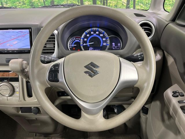 �C���e���A�ɍ��킹���f�U�C���̃X�e�A�����O�́A�^�]�������̂��Ƃ��l���A�^�]���₷���`��A�傫���ł��B�����x�A���ۂɐG���Ă��m���߂��������B