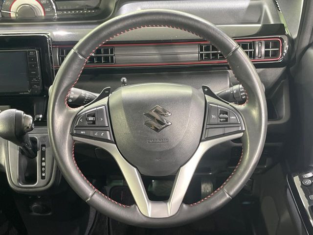 �C���e���A�ɍ��킹���f�U�C���̃X�e�A�����O�́A�^�]�������̂��Ƃ��l���A�^�]���₷���`��A�傫���ł��B�����x�A���ۂɐG���Ă��m���߂��������B