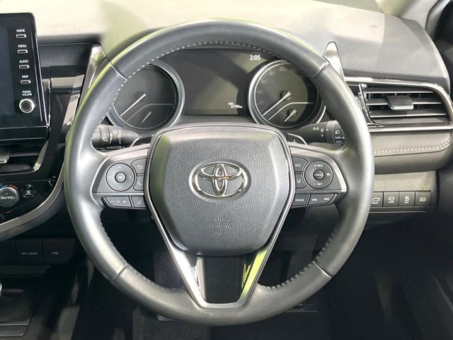 �C���e���A�ɍ��킹���f�U�C���̃X�e�A�����O�́A�^�]�������̂��Ƃ��l���A�^�]���₷���`��A�傫���ł��B�����x�A���ۂɐG���Ă��m���߂��������B