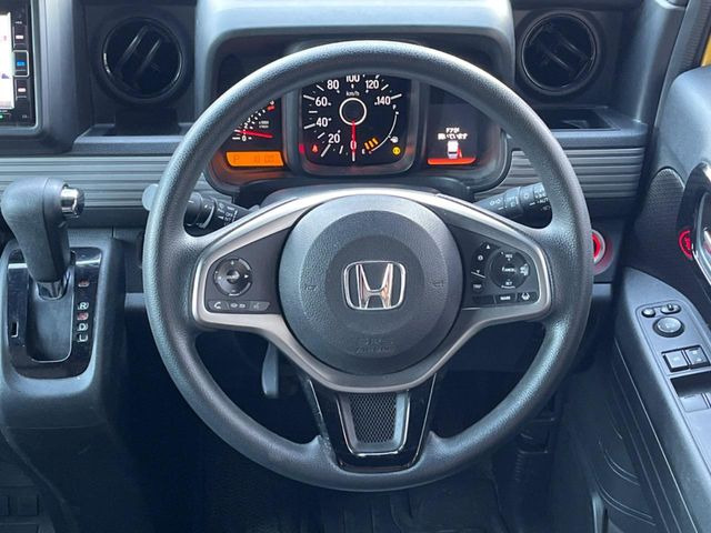 �C���e���A�ɍ��킹���f�U�C���̃X�e�A�����O�́A�^�]�������̂��Ƃ��l���A�^�]���₷���`��A�傫���ł��B�����x�A���ۂɐG���Ă��m���߂��������B