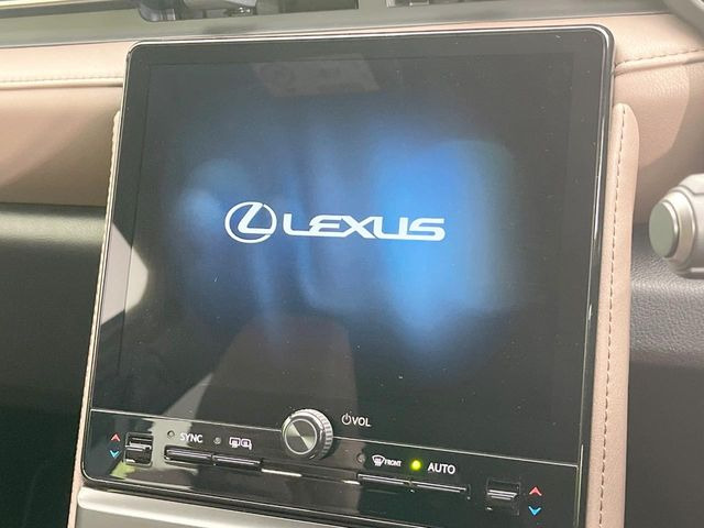 �y9.8�C���` �f�B�X�v���C�I�[�f�B�I�z���ʂ̃f�B�X�v���C��AppleCarPlay��AndroidAuto�����p�\�B�傫�ȉ�ʂŃX�}�z�i�r�A�v���������p���������܂���