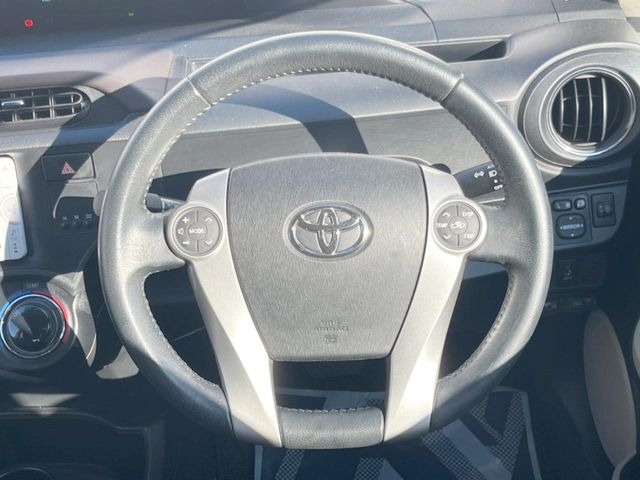 �C���e���A�ɍ��킹���f�U�C���̃X�e�A�����O�́A�^�]�������̂��Ƃ��l���A�^�]���₷���`��A�傫���ł��B�����x�A���ۂɐG���Ă��m���߂��������B