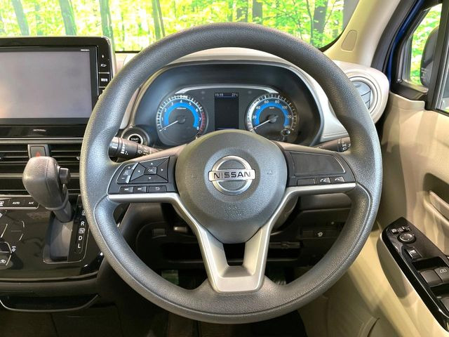 �C���e���A�ɍ��킹���f�U�C���̃X�e�A�����O�́A�^�]�������̂��Ƃ��l���A�^�]���₷���`��A�傫���ł��B�����x�A���ۂɐG���Ă��m���߂��������B