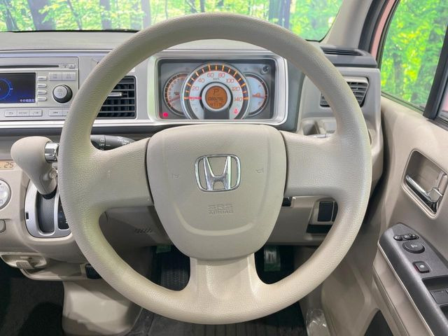 �C���e���A�ɍ��킹���f�U�C���̃X�e�A�����O�́A�^�]�������̂��Ƃ��l���A�^�]���₷���`��A�傫���ł��B�����x�A���ۂɐG���Ă��m���߂��������B